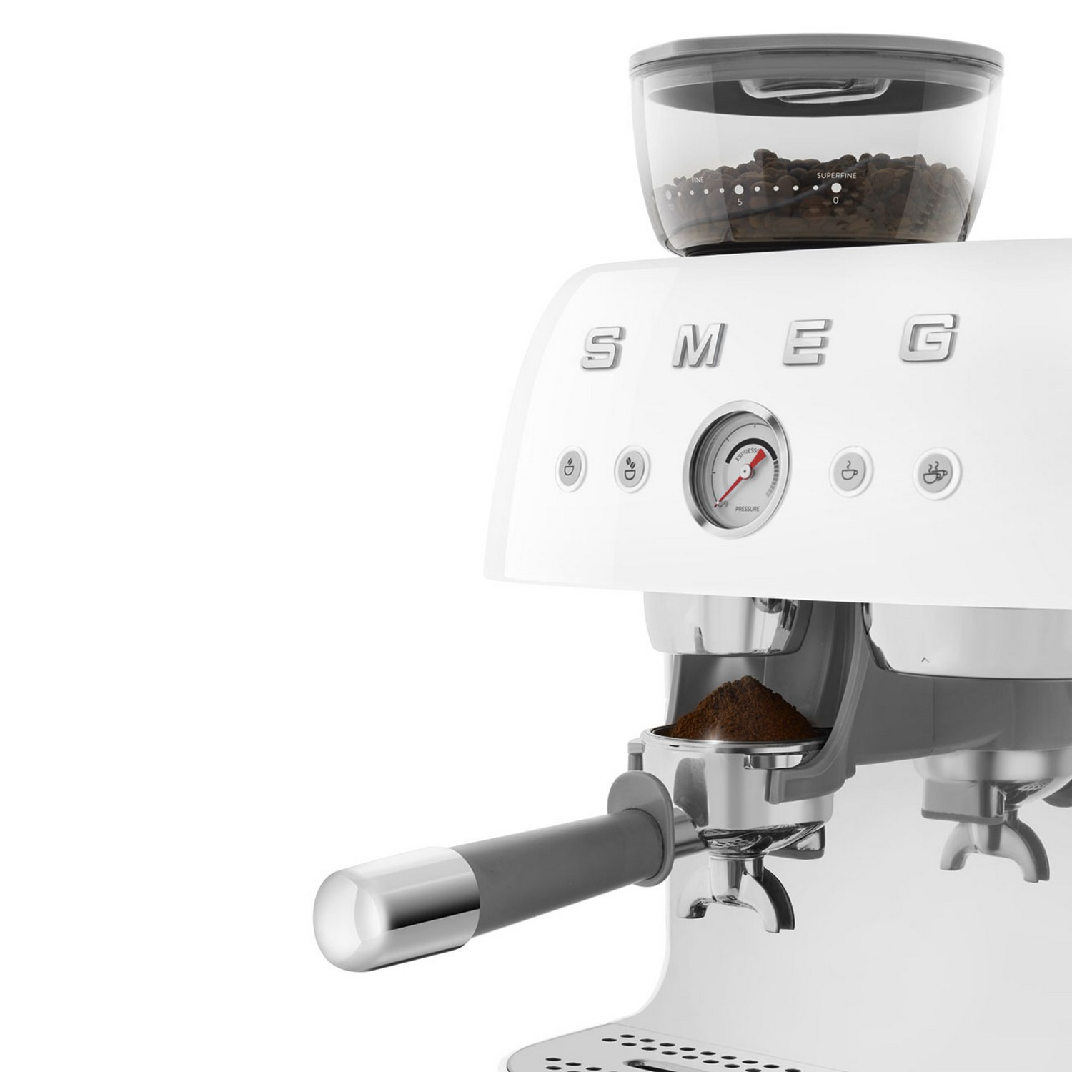 Machine à expresso Smeg blanche. Elle a un moulin, un manomètre et un porte-filtre avec du café moulu.