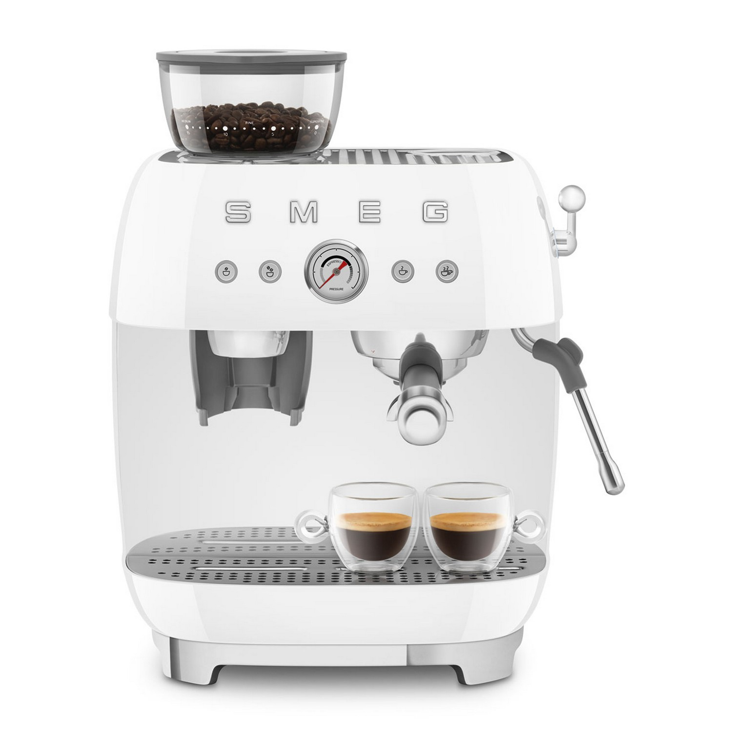 Machine à expresso Smeg blanche avec grains de café, deux tasses à expresso et une buse vapeur.