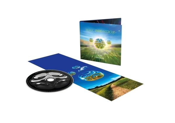 Albumcover mit CD, metallischer Kugelkunst und blau-gelber Landschaft.