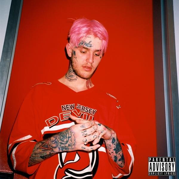 Lil Peep Albumcover mit rosa Haaren, Tattoos und rotem Hintergrund, trägt ein rotes Trikot.
