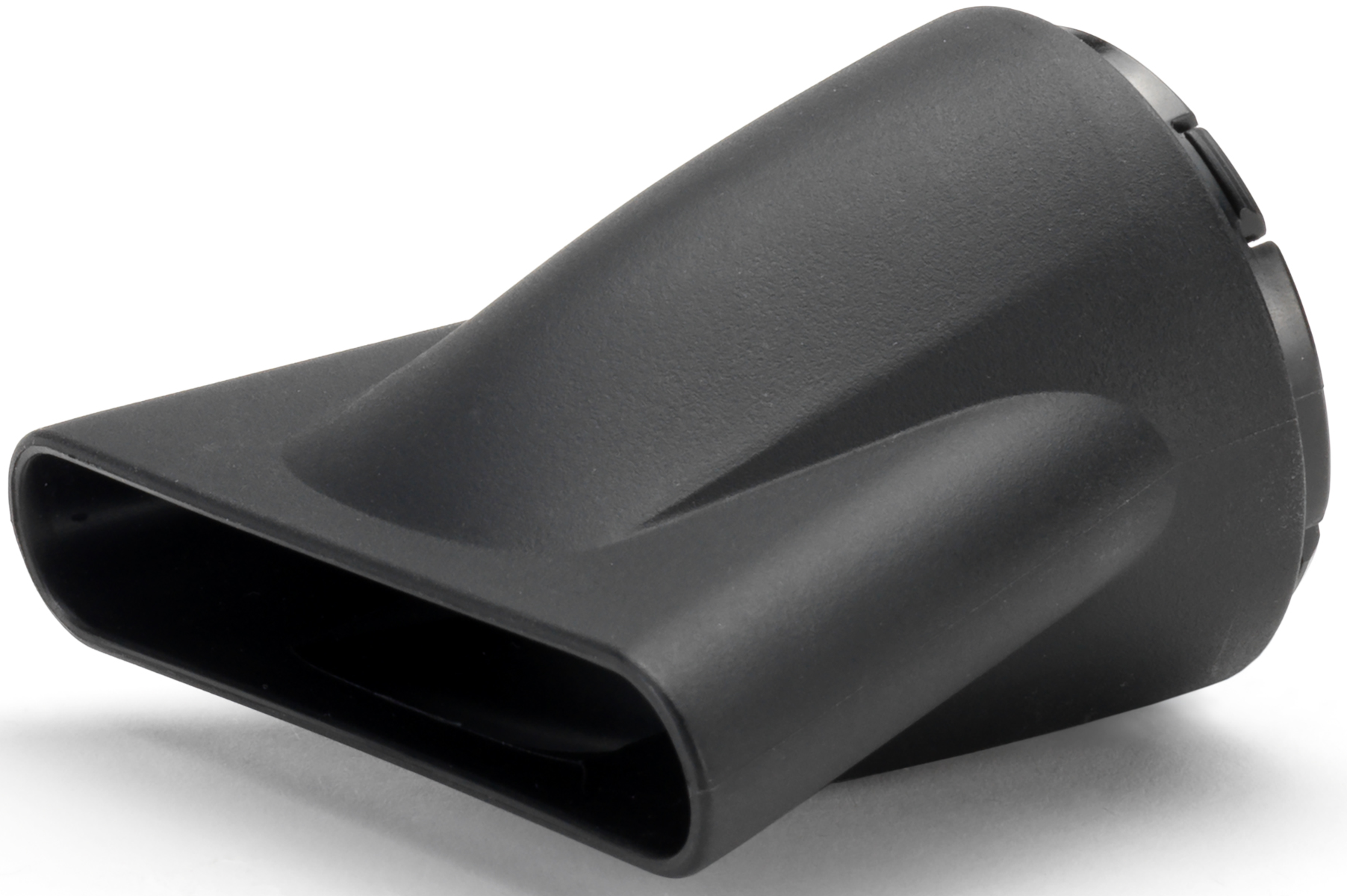 Un ugello nero a forma di cono per un asciugacapelli, isolato su sfondo bianco.