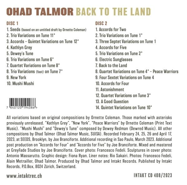 CD-Cover mit Text und Titelliste. Der Hintergrund ist ein Schwarz- zu Hell-Gradient.