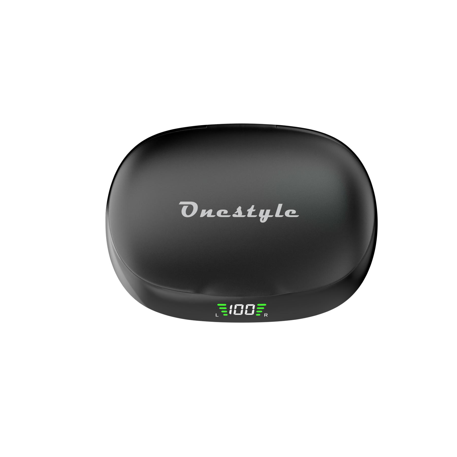 Schwarzes Ohrhörer-Ladeetui mit weißem Schriftzug 'Onestyle'. Ein digitales Display zeigt den Batteriestand.
