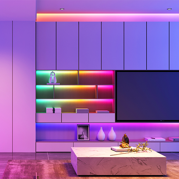 Renkli LED aydınlatmalı modern oturma odası. Bir TV, dekorasyonlu bir rafın üzerinde.