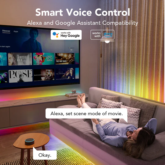 Koltukta oturan kadın, telefon uygulamasıyla akıllı ışıkları ayarlıyor, TV ve sesli asistan ile.