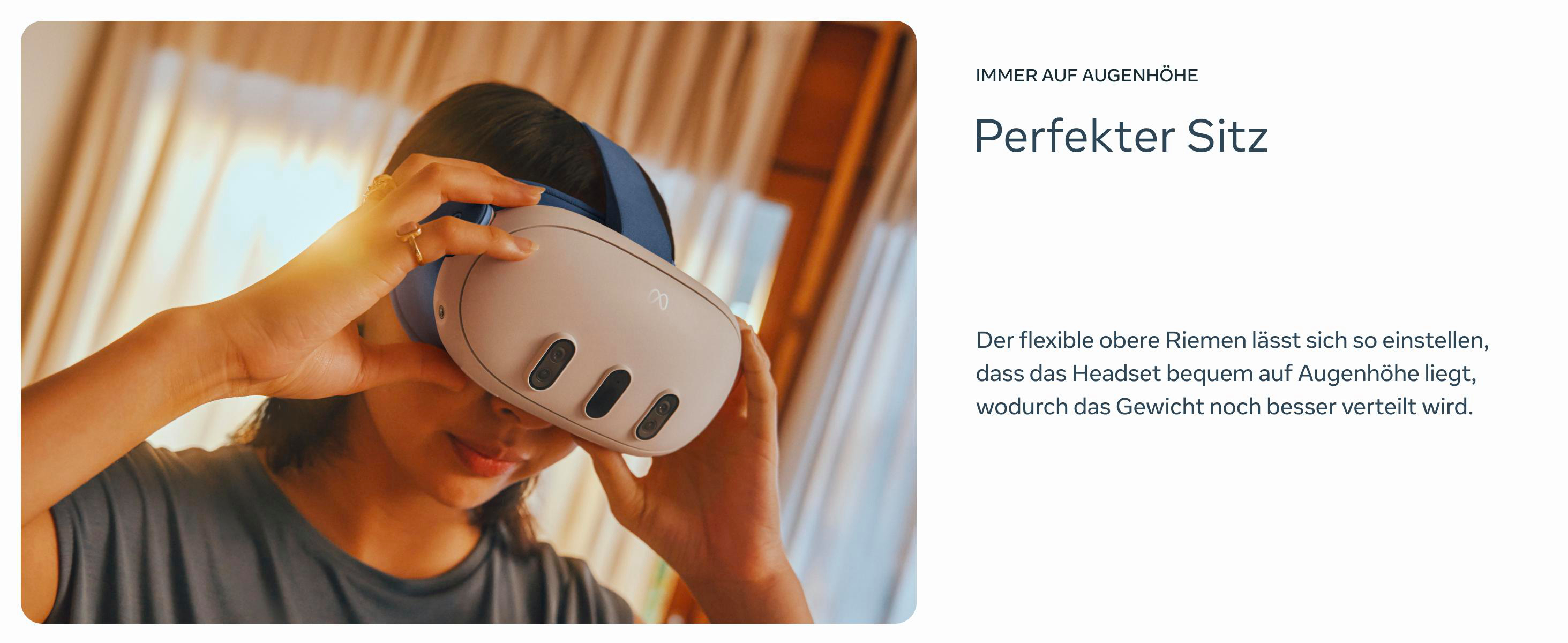 Eine Person, die ein VR-Headset mit blauem und weißem Design trägt.