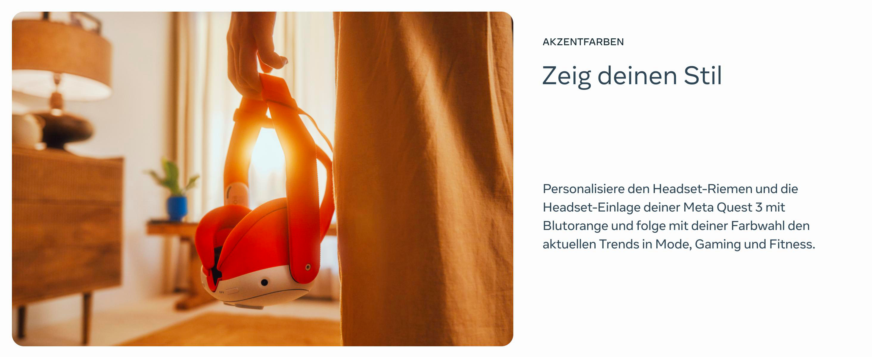 Person hält orangefarbenes VR-Headset, Text auf Deutsch: 'Zeig deinen Stil', in hellem Raum.