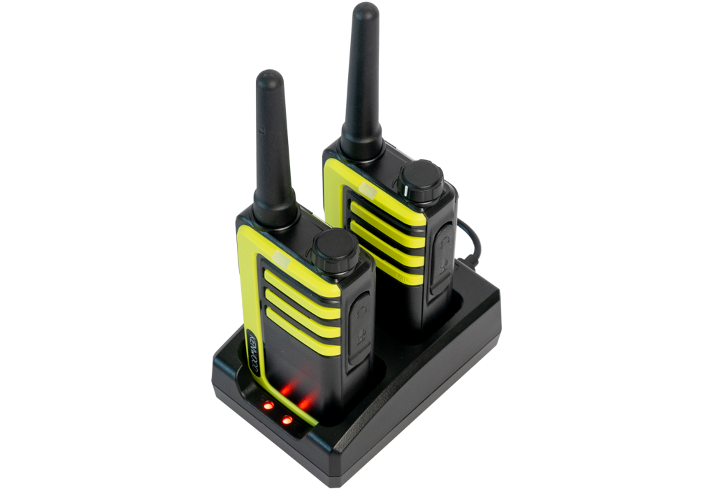 Zwei schwarz-gelbe Walkie-Talkies in einer Ladestation. Rote Lichter an der Basis.