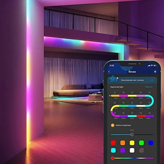 Işık ayarlarını gösteren bir akıllı telefonla, renkli LED ışıkları olan bir oda.