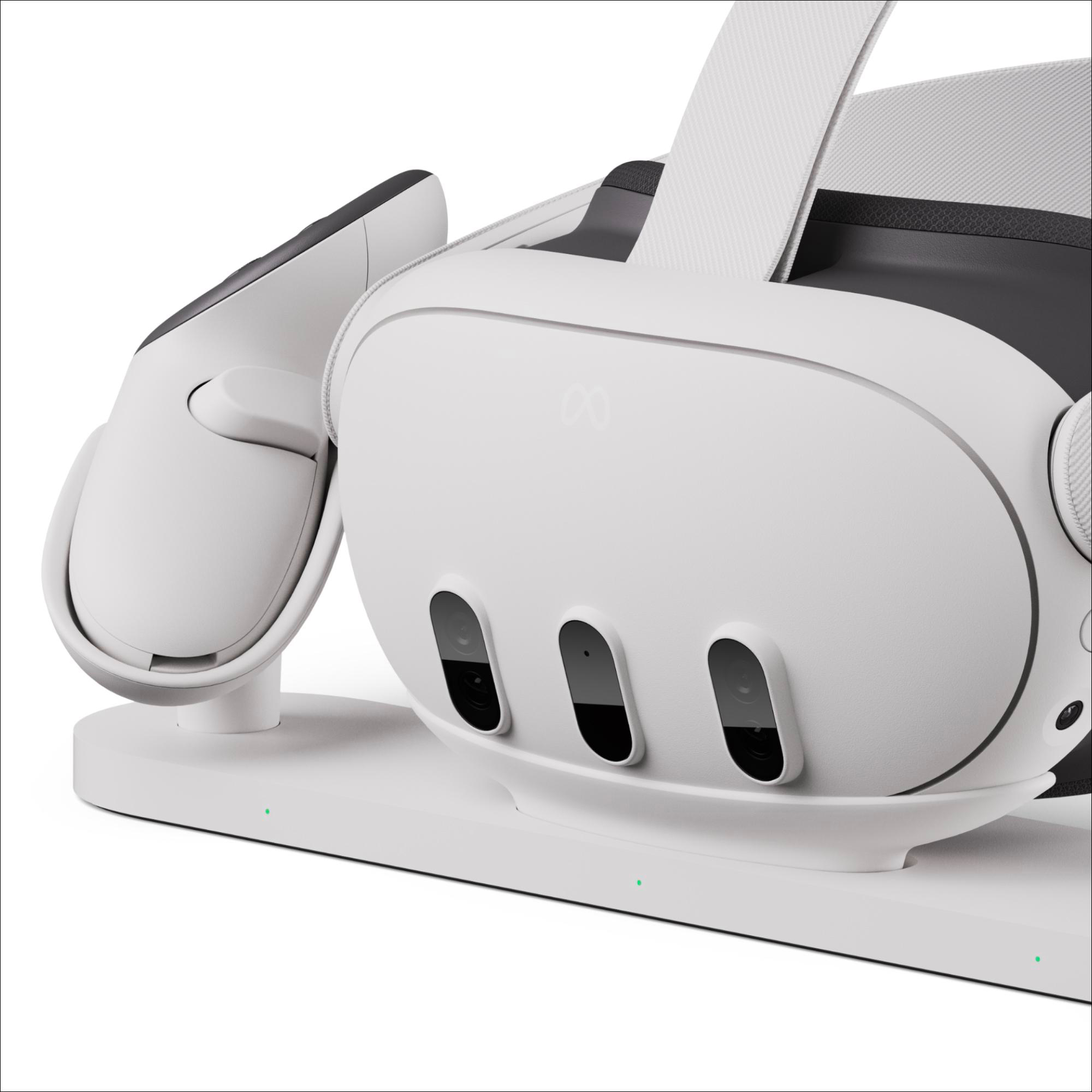 Weißes VR-Headset und Controller auf einer Ladestation. Schwarze Sensoren sichtbar.