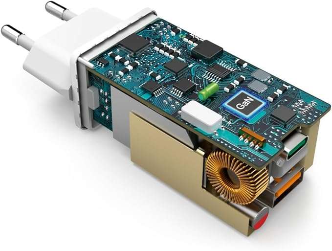 Vista seccionada de un cargador de teléfono con circuitos expuestos, incluyendo un chip GaN.