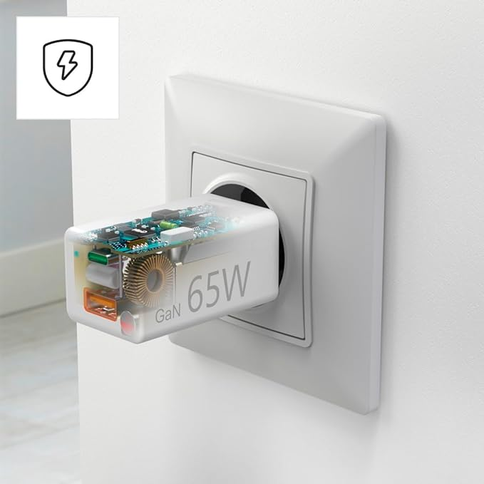 Un adaptador de corriente blanco con una sección transparente que revela componentes internos, enchufado.