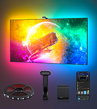 Renkli LED aydınlatmalı bir TV, bir uzaktan kumanda ve bir uygulama gösteren bir akıllı telefon.