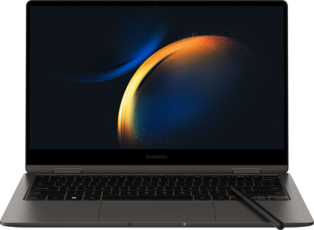 Een zilveren laptop met een scherm dat een kleurrijke afbeelding weergeeft. De laptop staat open op een bureau.
