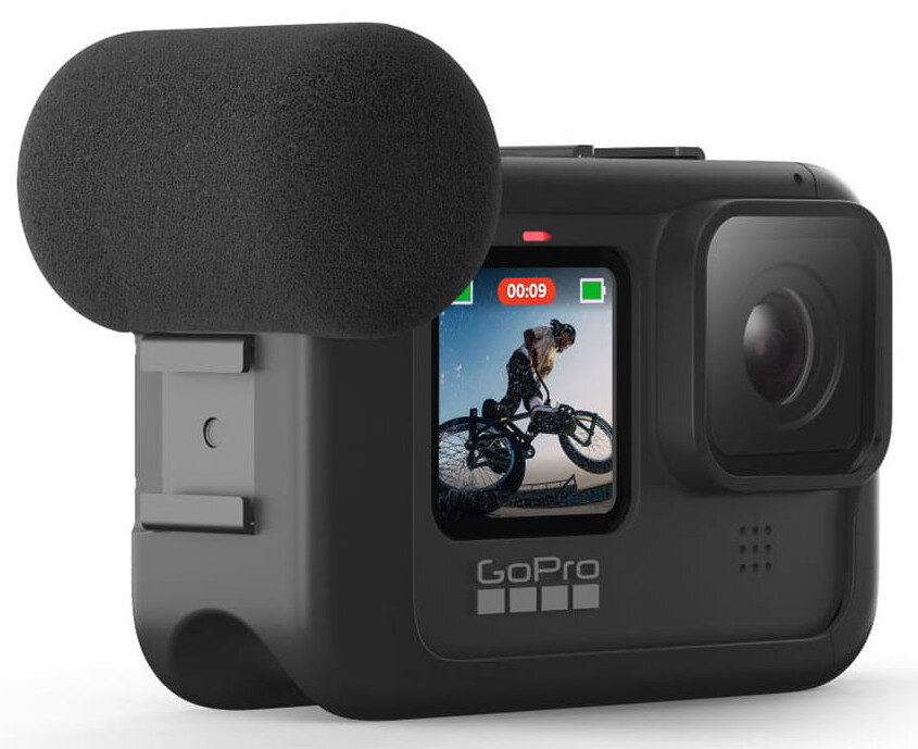 Czarna kamera GoPro z mocowaniem mikrofonu. Ekran wyświetla film z osobą jadącą na rowerze.