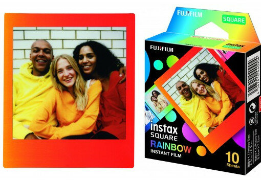 Zdjęcie czterech uśmiechniętych osób, z pudełkiem filmu natychmiastowego Instax Square.