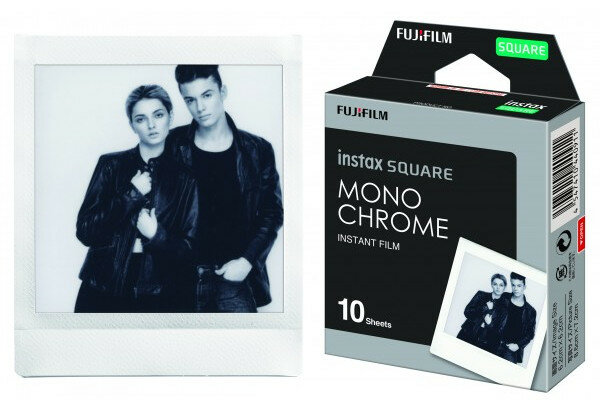 Zdjęcie polaroid z parą w czerni, obok pudełko filmu Instax square.