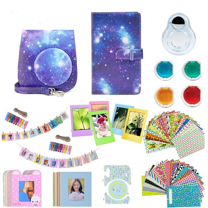 Asortyment akcesoriów fotograficznych: etui na aparat, album fotograficzny, zdjęcia i elementy dekoracyjne.