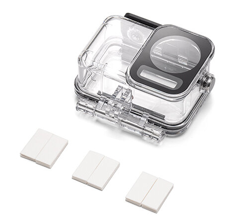 Przezroczysta obudowa kamery z białymi podkładkami obok. Do użytku podwodnego.