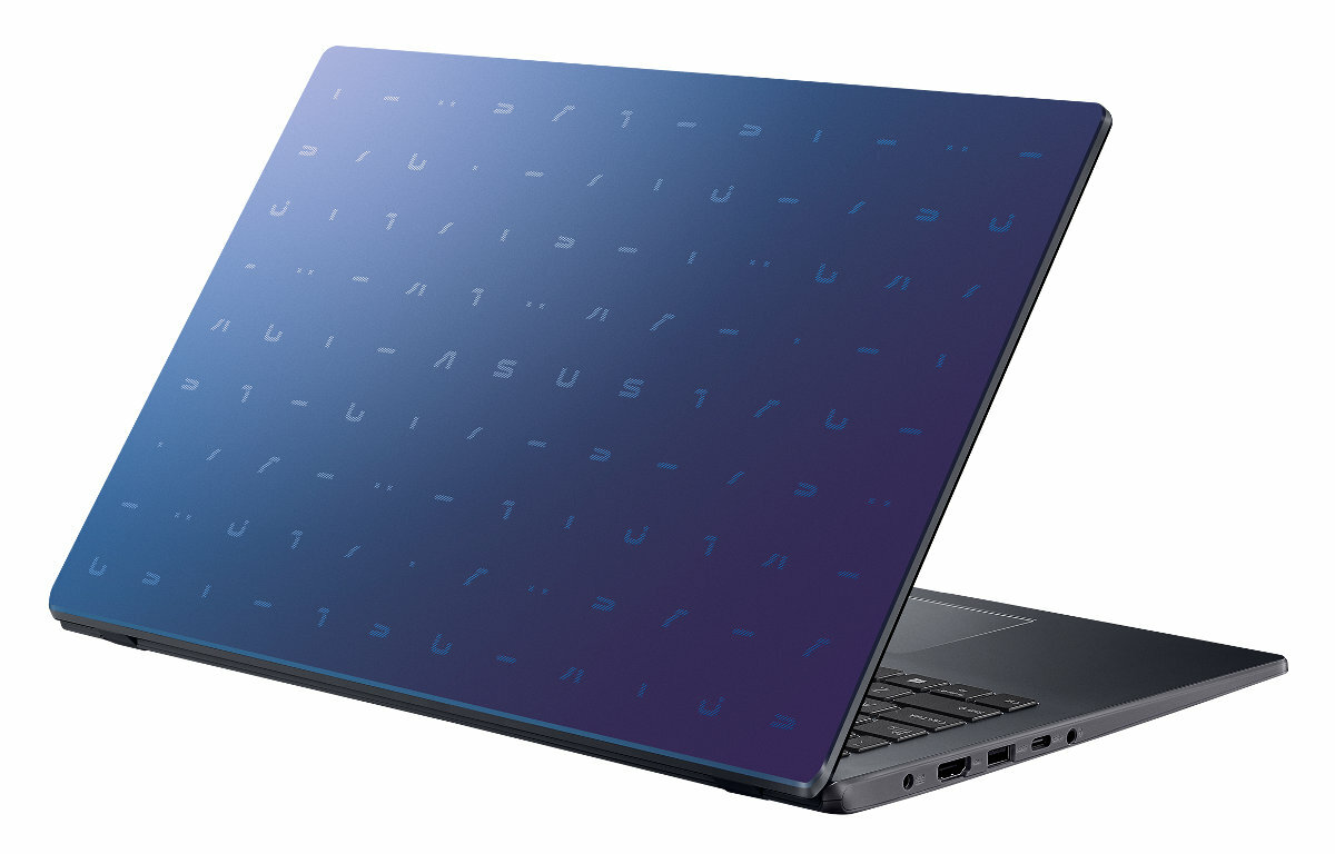 Niebieski laptop z gradientem na pokrywie jest lekko otwarty, pochylony w prawo.