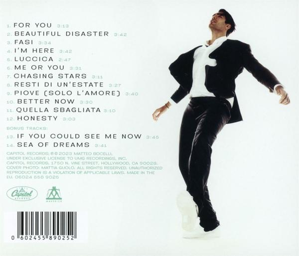 Rückseite einer CD-Hülle mit Titelliste, einem Mann im Anzug und weißem Hintergrund.