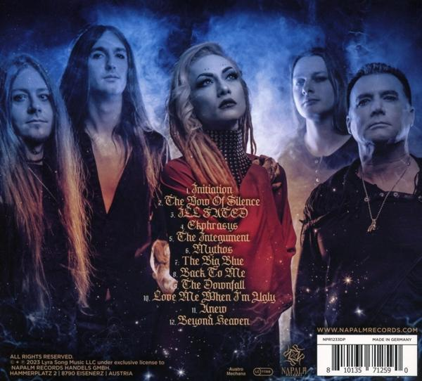 CD-Cover mit einer Band aus fünf Mitgliedern, Text im Hintergrund und auf dem Cover.