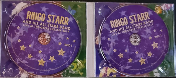 Deux CD dans un boîtier. Les disques portent les mots "Ringo Starr" et "Live at The Greek Theater 2019".