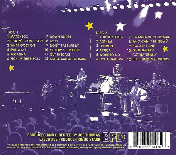 Dos d'un boîtier de CD de musique, avec les titres du groupe et des chansons, et une photo du groupe.