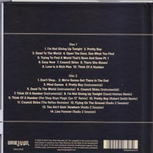 CD-Rückseite. Zeigt die Trackliste. Das Cover hat einen Schwarz-Weiß-Hintergrund.