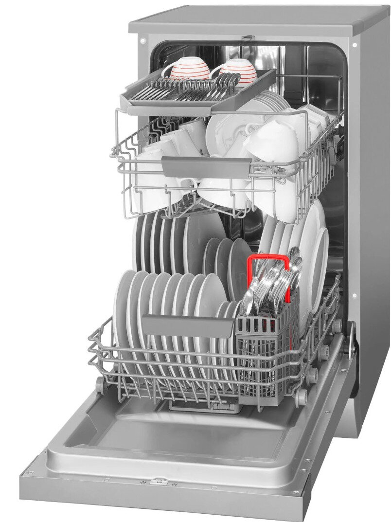 Zmywarka z otwartymi drzwiami, wypełniona naczyniami, koszem na sztućce i filiżankami.