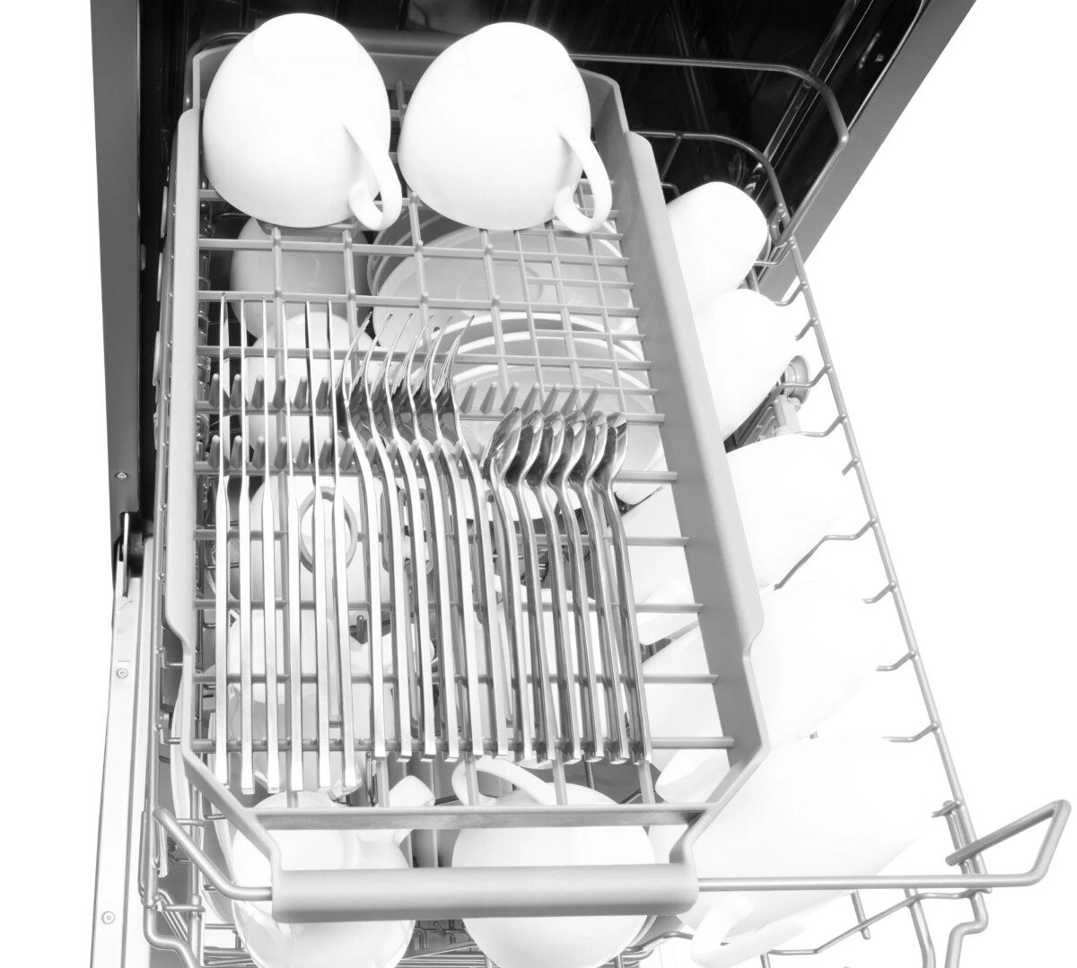 Wnętrze zmywarki z naczyniami, filiżankami i sztućcami w koszach.