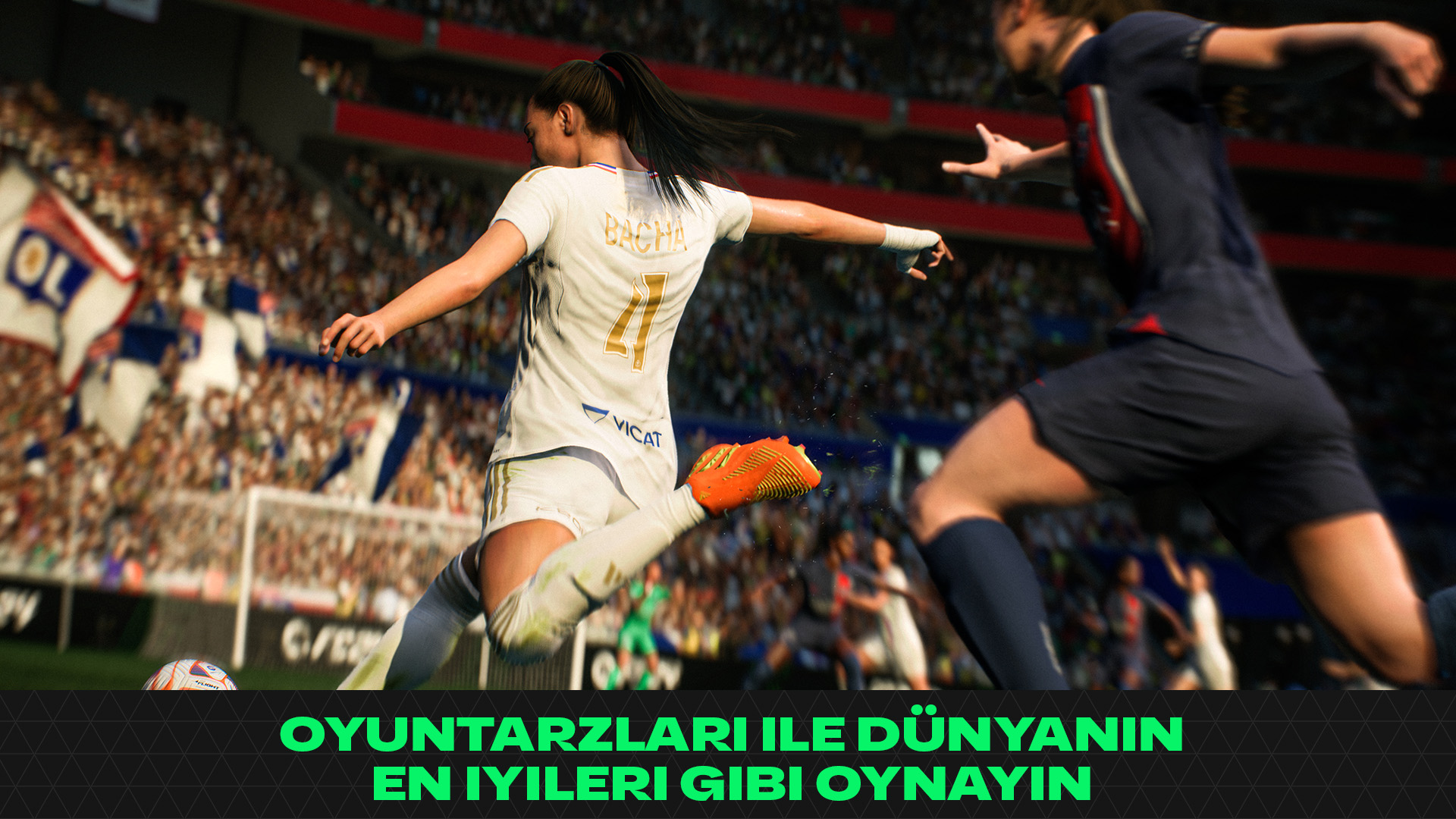 Yeşil sahada topa vuran bir oyuncunun futbol maçı görüntüsü.
