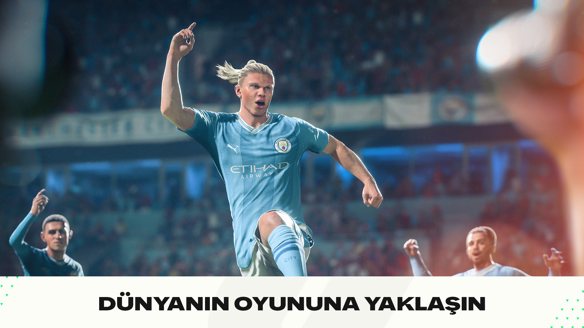 Futbol oyuncusu kutlama yapıyor, yukarıyı işaret ediyor. Arka planda kalabalık, altta metin.