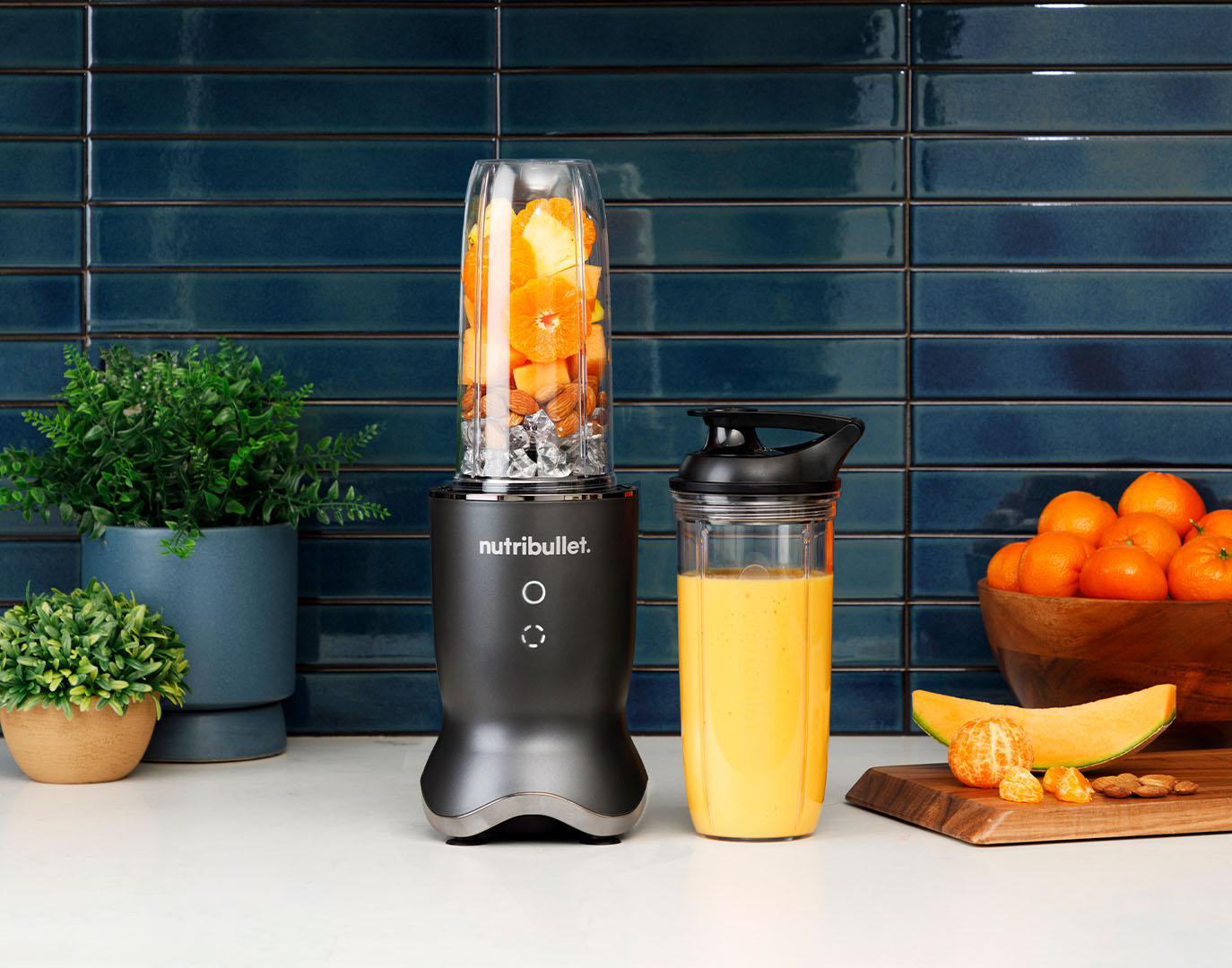 Ein Nutribullet-Mixer mit Zutaten und einem Smoothie in einem transparenten Behälter.