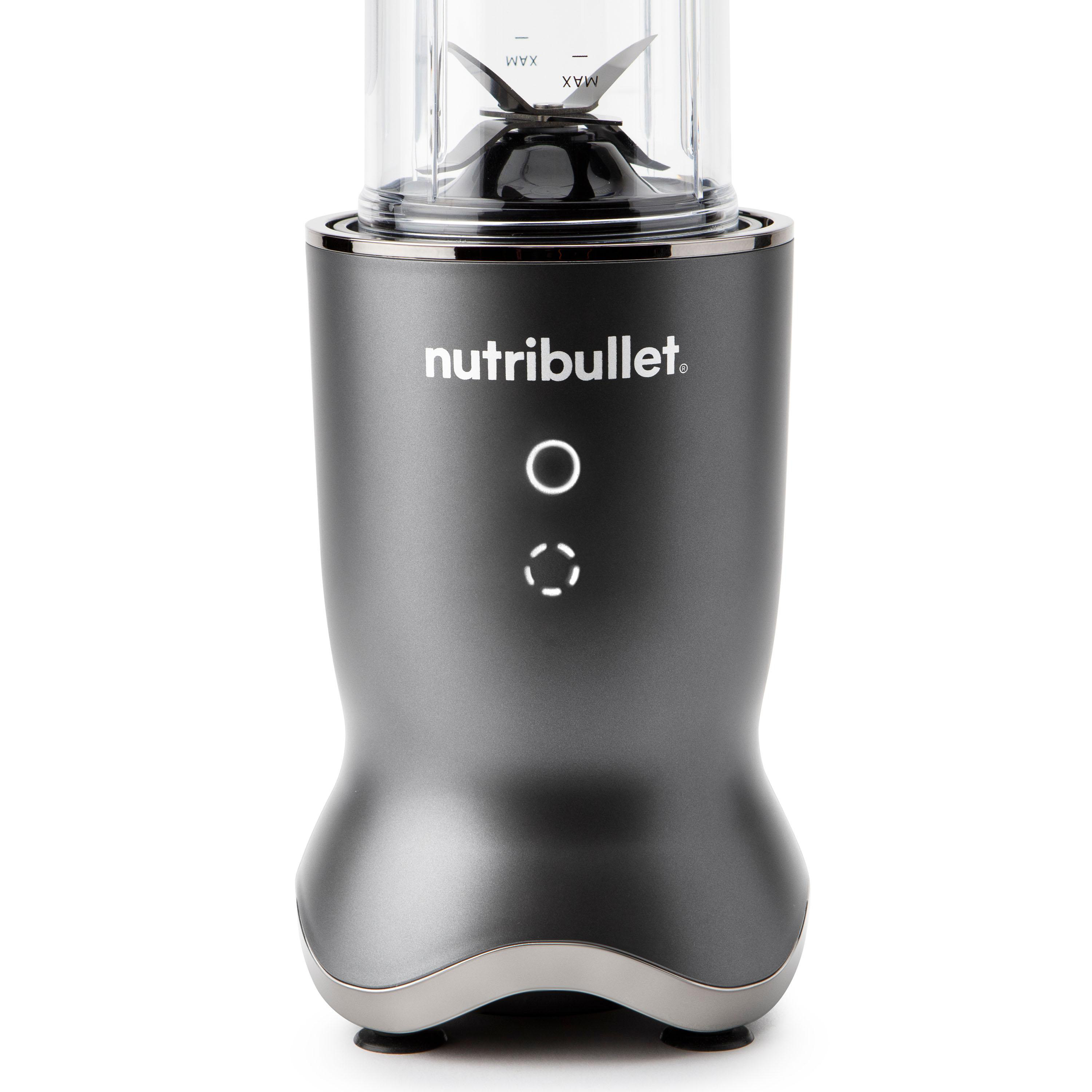 Ein grauer Nutribullet-Mixer mit durchsichtigem Behälter und schwarzen Klingen auf weißem Grund.