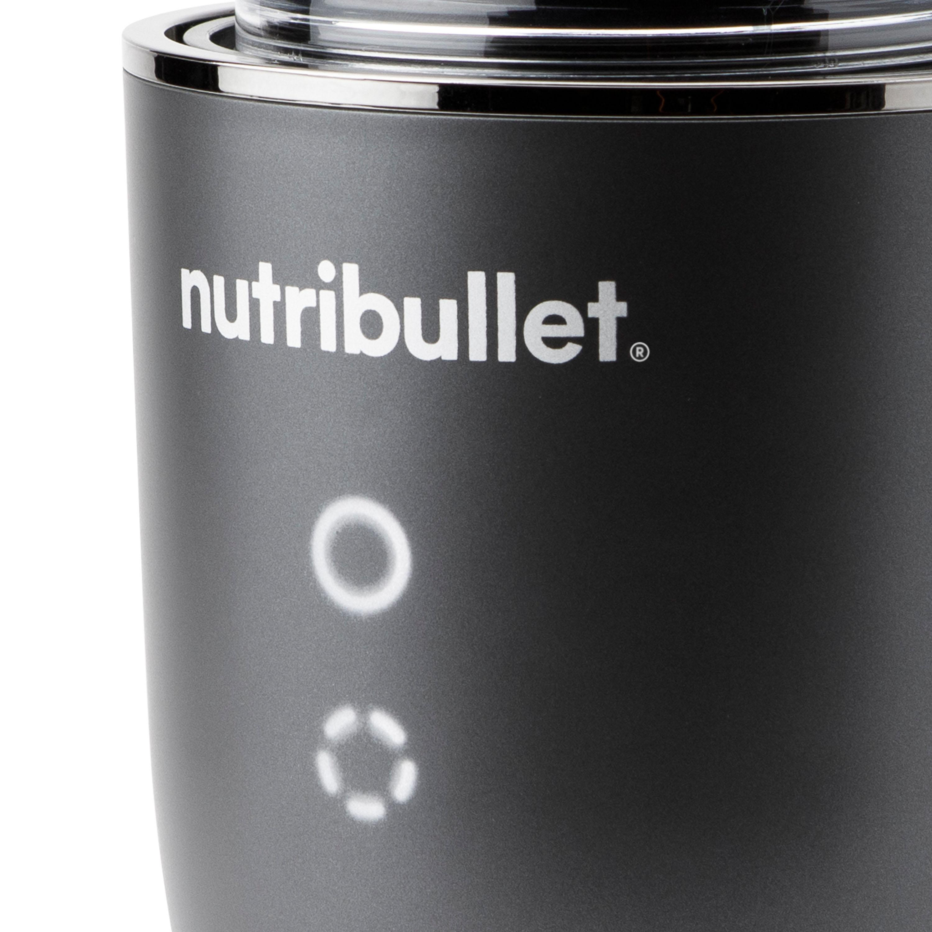 Nahaufnahme eines schwarzen Nutribullet-Blender-Sockels mit Markennamen und zwei leuchtenden Knöpfen.