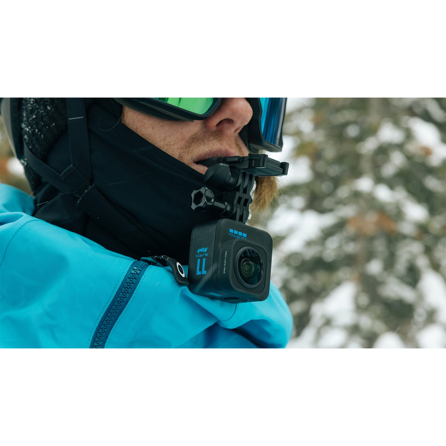 Fotocamera GoPro montata sulla bocca di una persona, sfondo invernale.