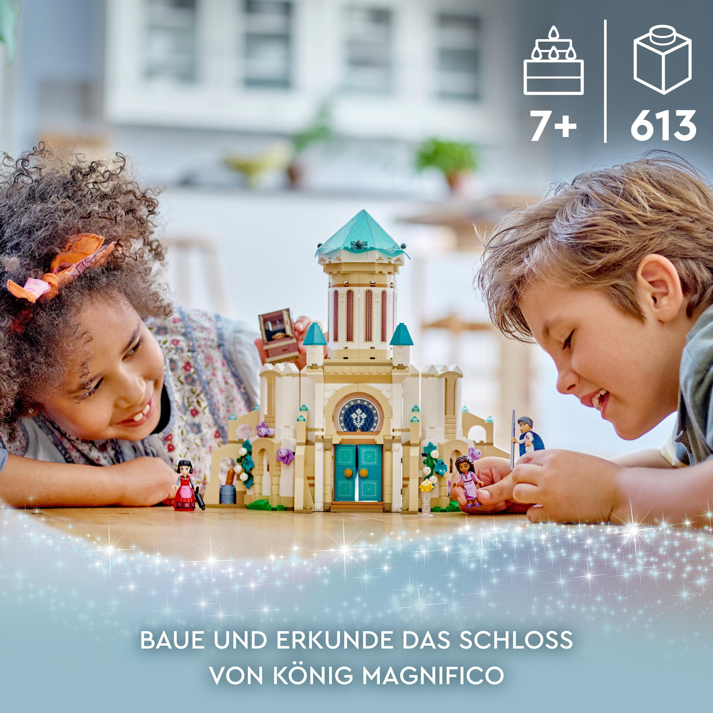 Kinder spielen mit einem Lego-Schloss-Set, mit Text: Baue und erkunde König Magnificos Schloss.