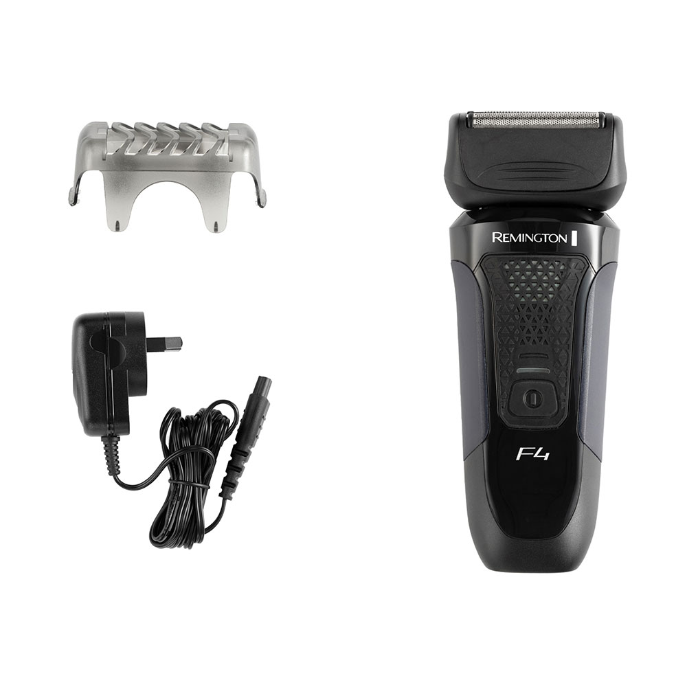 Remington F4 elektromos borotva tartozékokkal: fóliavédő és töltőadapter.