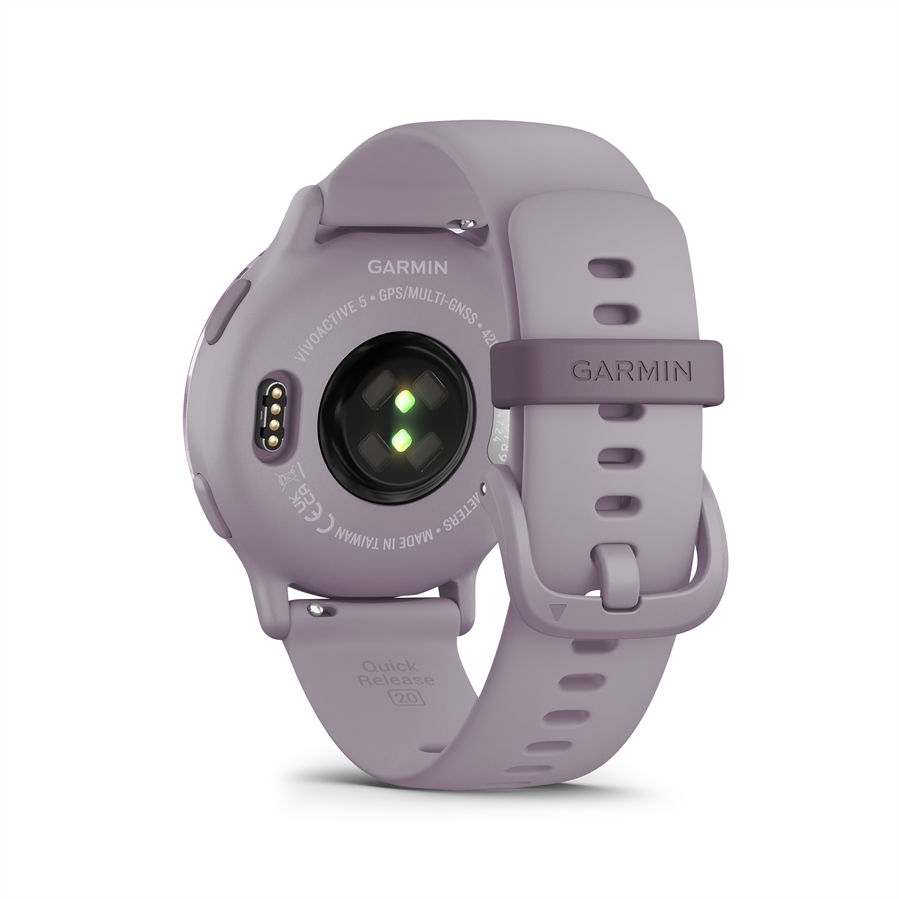 Garmin okosóra, hátulnézet. Világos lila, szíjjal, érzékelővel és a Garmin logóval.