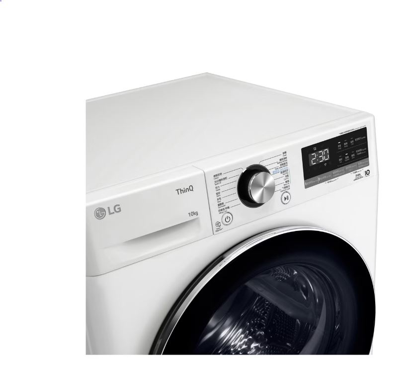 Beyaz bir LG çamaşır makinesi. Kontrol paneli sağ üstte, zamanı gösteren dijital ekranlı.