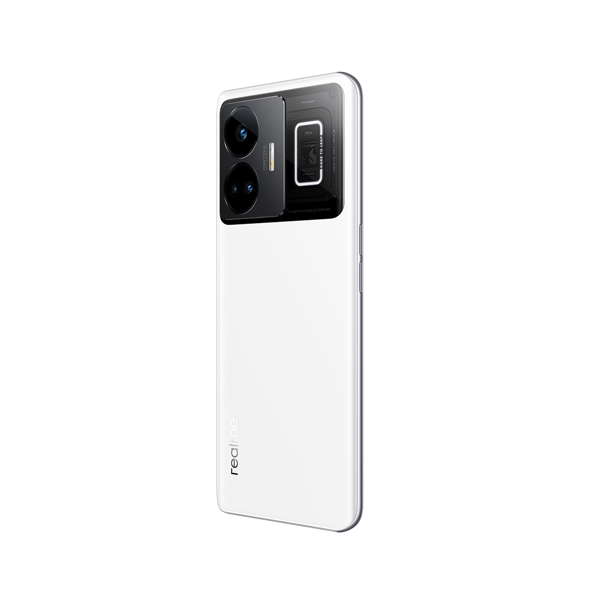Siyah bir arka plan üzerinde, siyah kamera dizilimi olan beyaz Realme GT akıllı telefon.