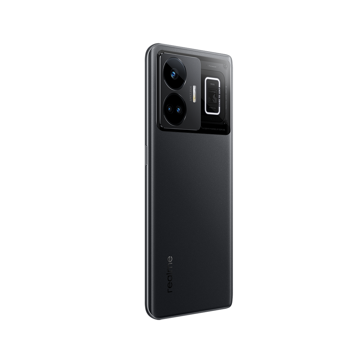 Siyah akıllı telefon. Kamera lensleri ve Realme logosu ile arka görünüm. Siyah arka plan.