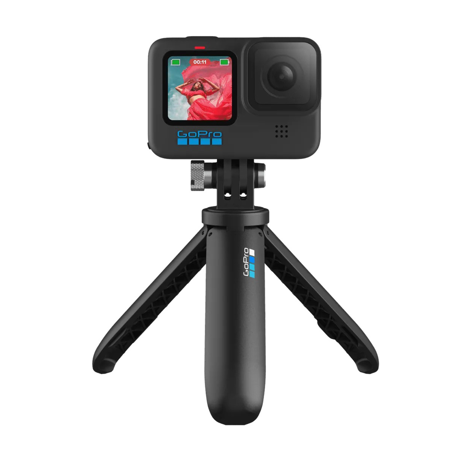 Fotocamera GoPro nera su un treppiede. Lo schermo mostra una donna. Sfondo bianco.
