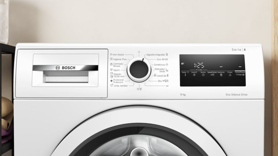Panel de control de lavadora Bosch blanco, dial y pantalla.