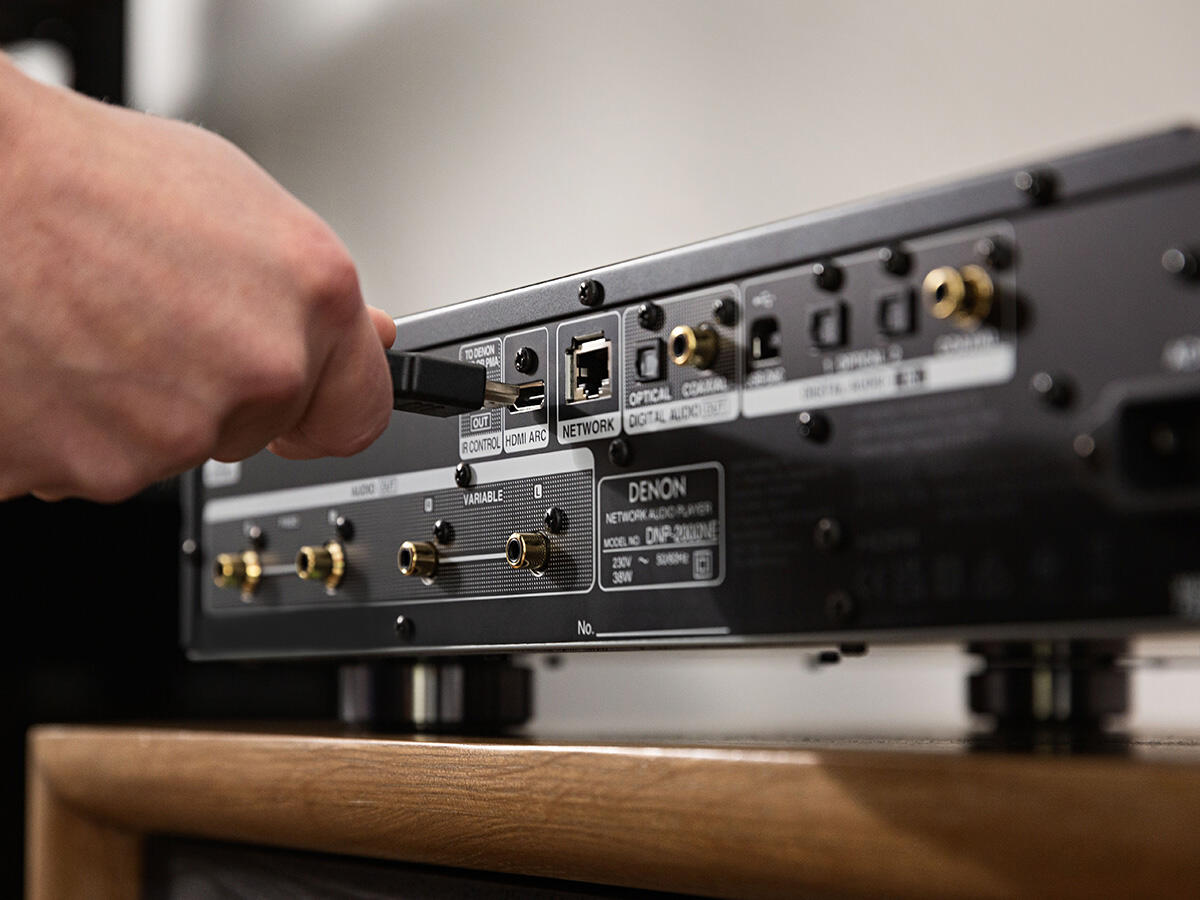 Nahaufnahme der Rückseite eines schwarzen Audio-Receivers mit verschiedenen Eingangsanschlüssen.