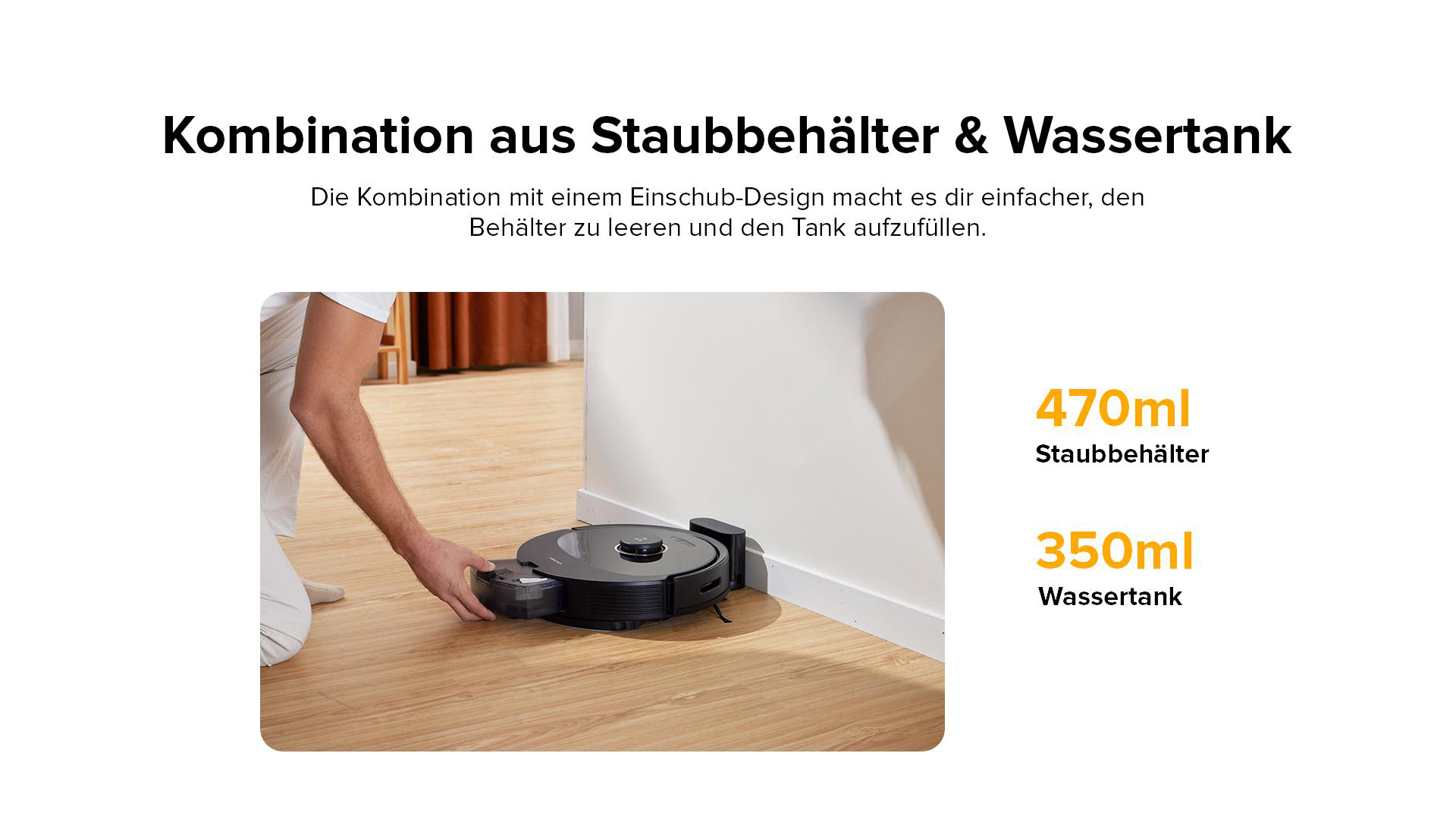 Eine Person entfernt den Staubbehälter eines Roboterstaubsaugers. Der Text oben lautet 'Kombination aus Staubbehälter & Wassertank'.