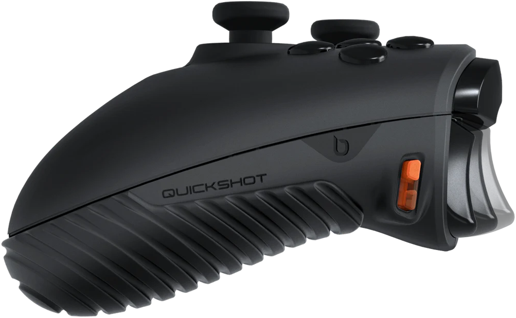 Fekete Quickshot vezérlő narancssárga gombbal és texturált markolattal. Fehér háttér.