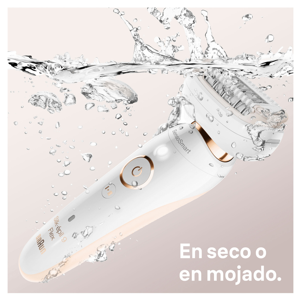 Afeitadora eléctrica blanca en agua. Gotas de agua alrededor. Texto: "En seco o en mojado."