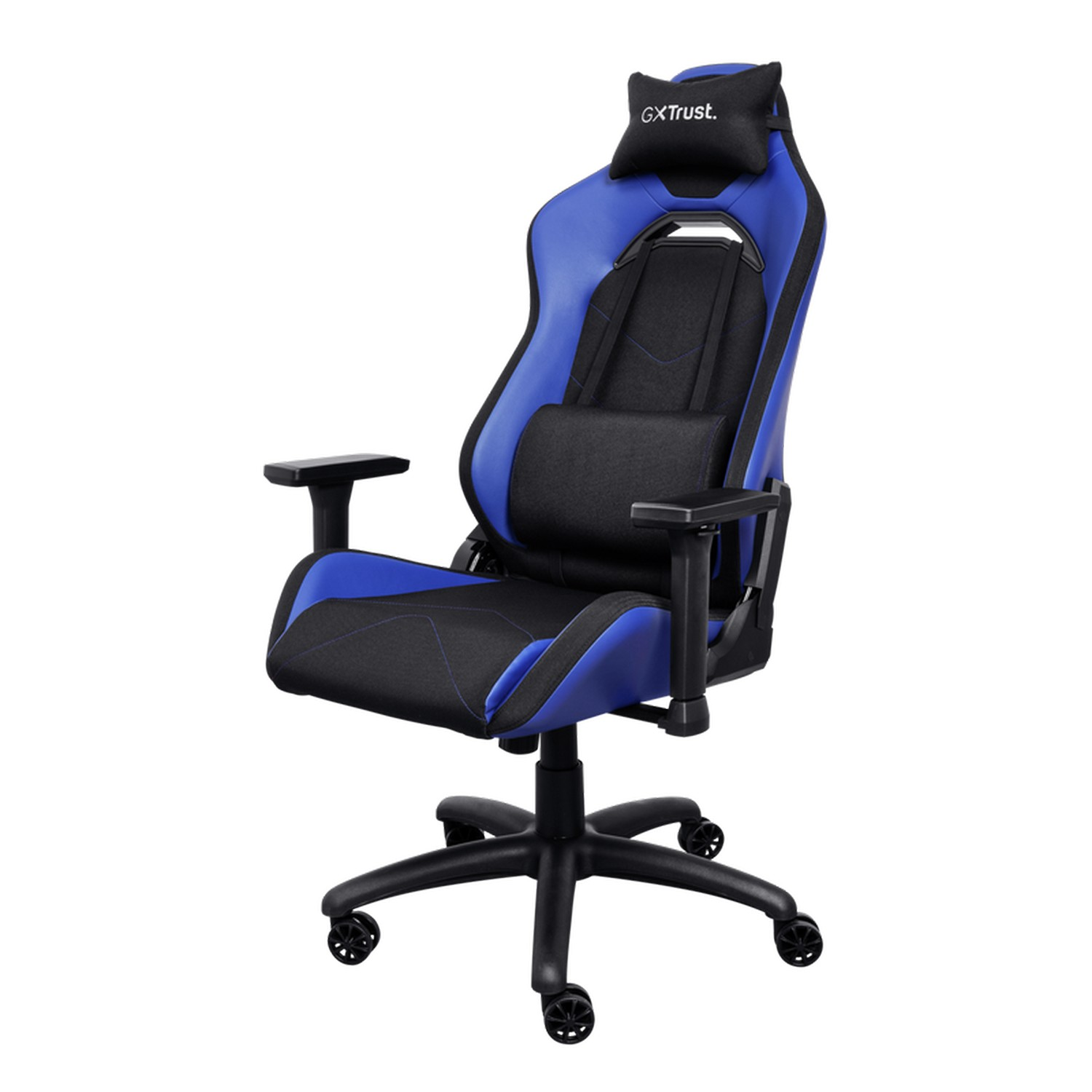 Chaise gaming bleue et noire. Elle a un appui-tête et des accoudoirs. Le fond est blanc.